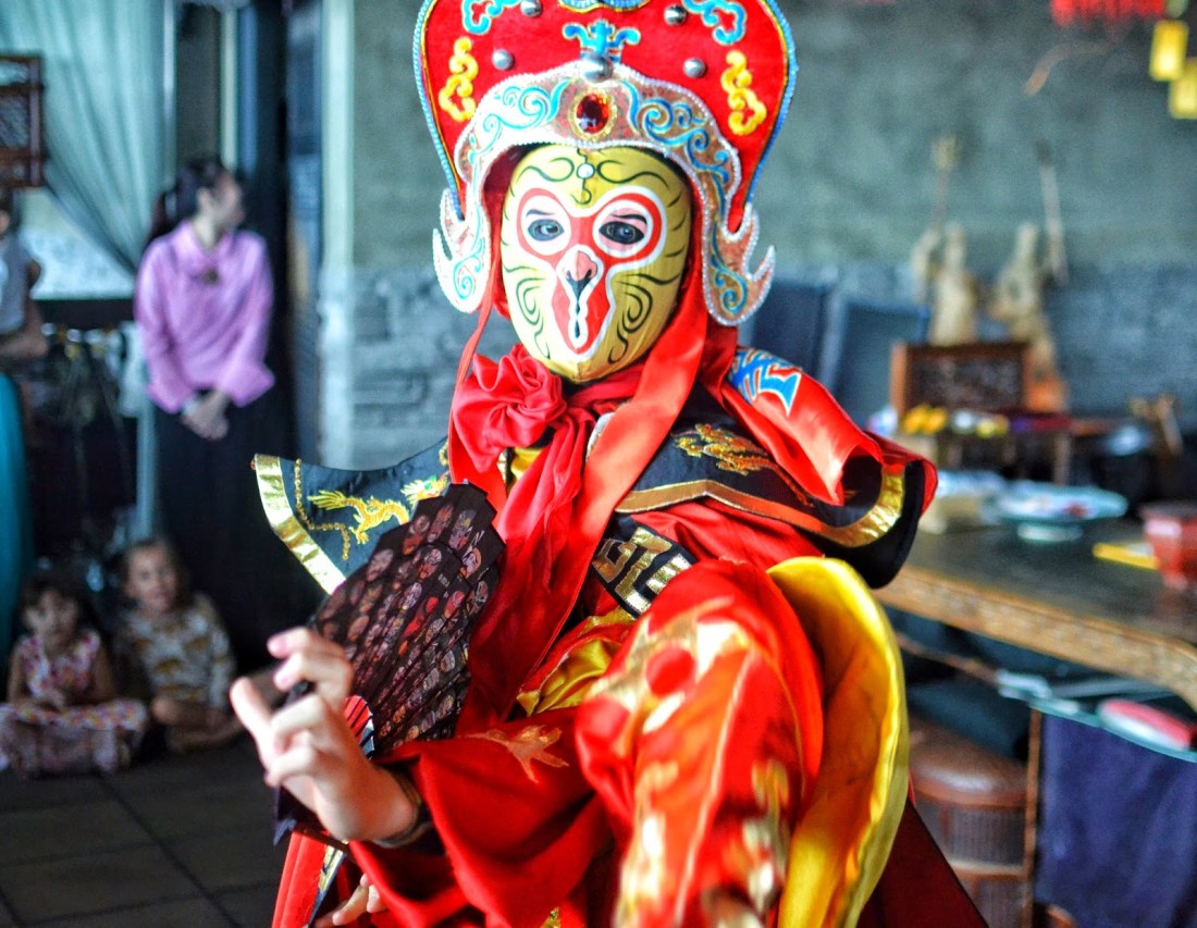 Hutong Family Entertainment - Sichuan Face Changing Astonishment