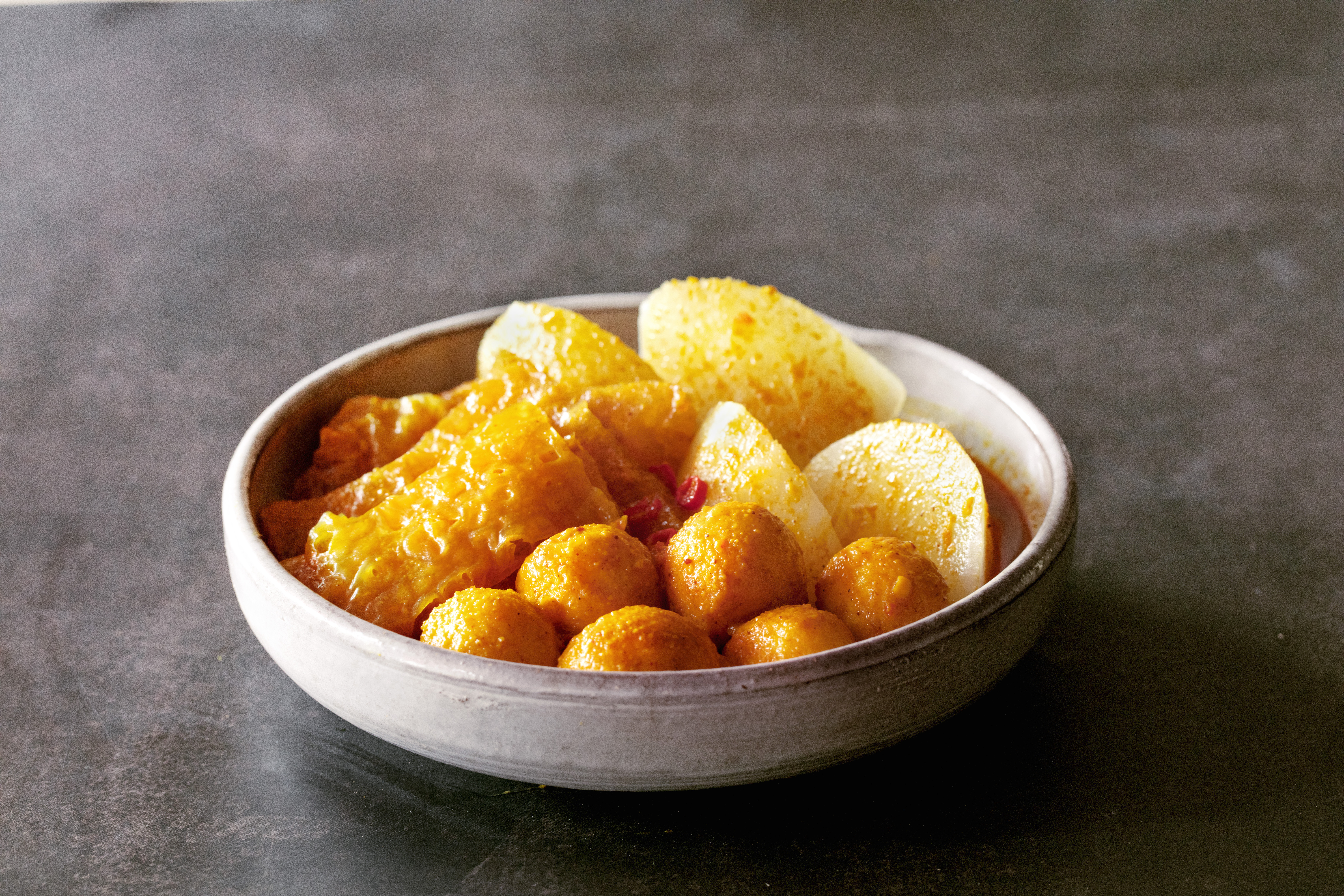 9. 咖哩魚蛋、咖哩魷魚、蘿蔔